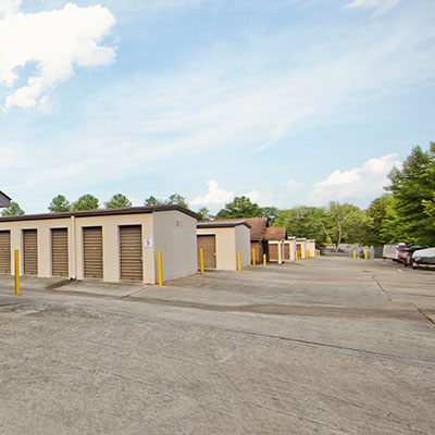 A parking lot with several storage buildings in it.